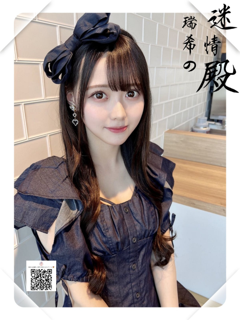 10/3 咖啡廳女孩的溫柔笑容，像戀人般依偎